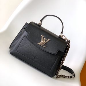 p700 Dynamic 163M23075 Green with White M20997 Black M21502 Gray M22626 Pink with White M21088 Nude Pink M23442 Purple with White This Lockme Ever mini handbag draws elegant hues from the Louis Vuitton family estate, featuring grained calf leather accented with polished metal hardware.The woven chain allows for shoulder or crossbody wear, while the top handle offers elegant hand-carrying. Dimensions: 23 x 17 x 10 cm (Length x Height x Width)